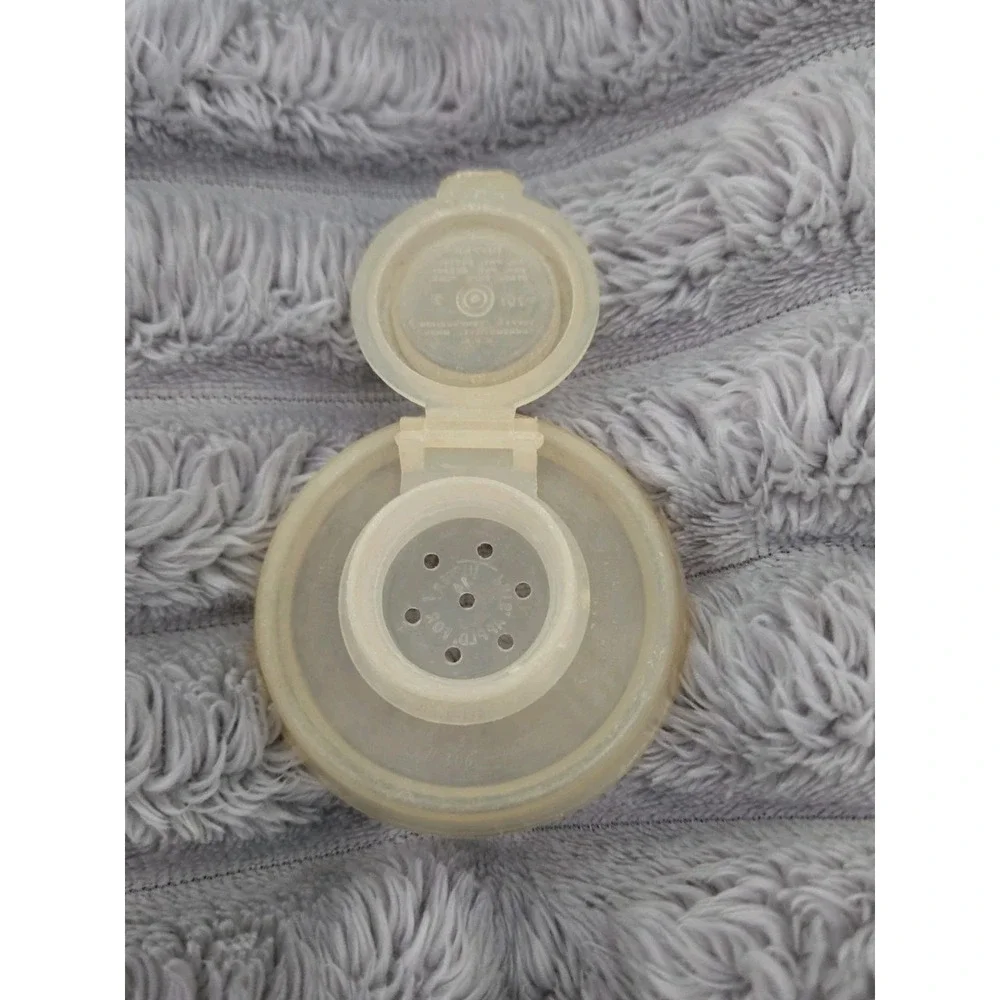 Tupperware (1)‎ Salt And Pepper Or Spice Shaker with lid Millionaire Line